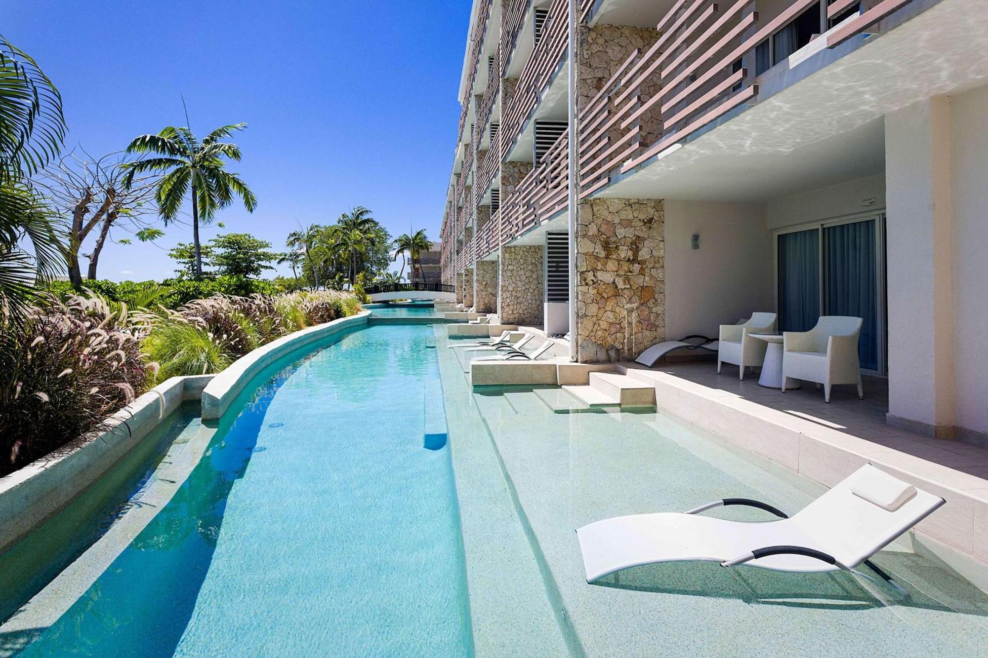 Suíte Júnior com Acesso Direto à Piscina